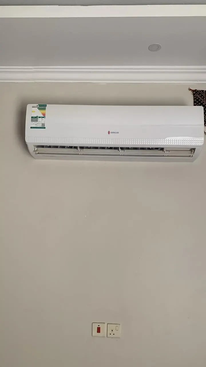 وحدة سبليت داخلية مركبة أعلى جدار غرفة.