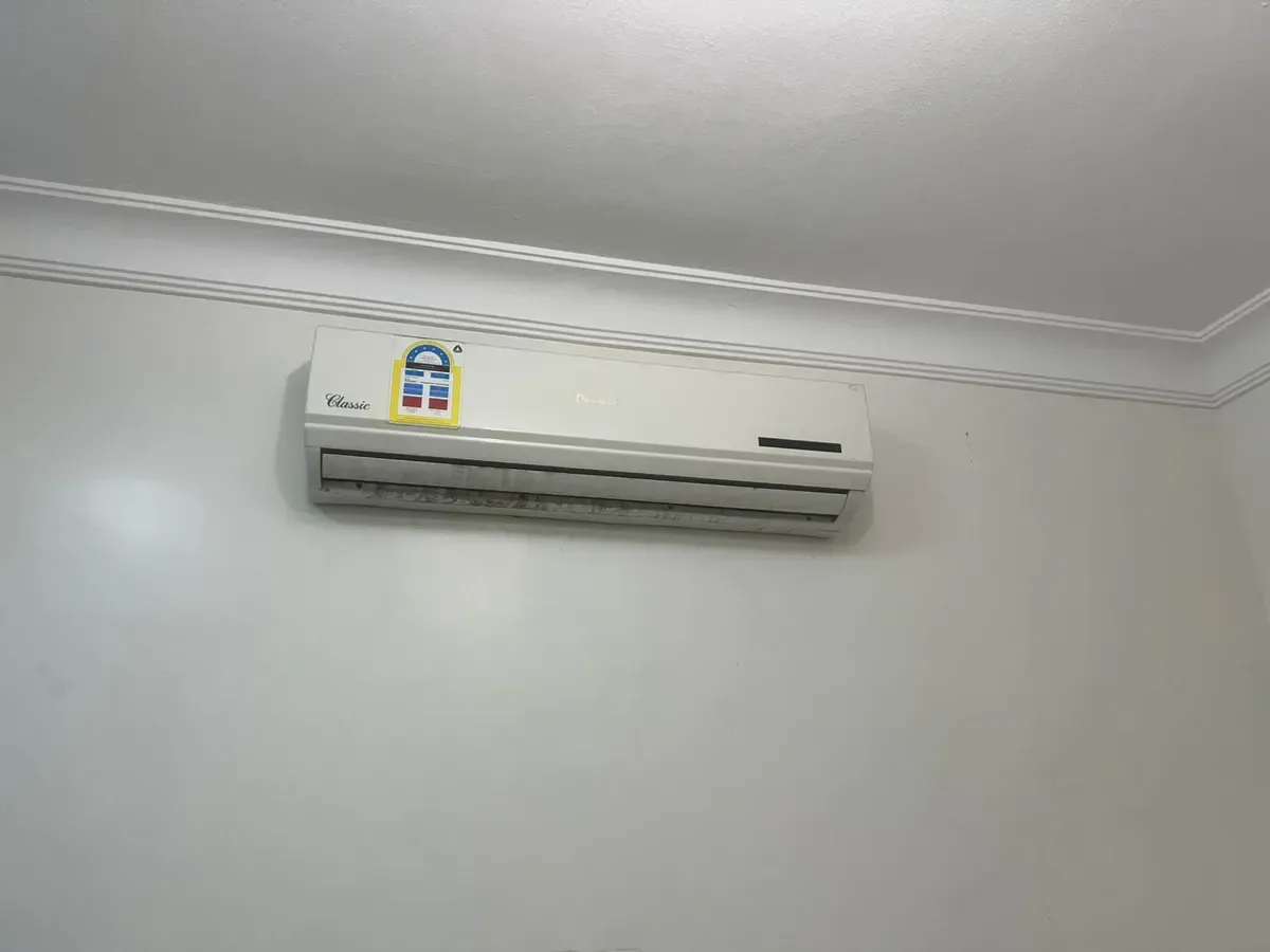 وحدة سبليت داخلية على جدار غرفة فارغة.